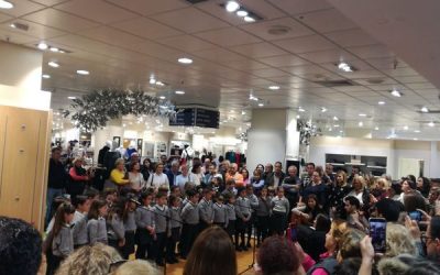 Un coro navideño de nuestro Colegio Liceo abre la iluminación en el Corte Inglés de Bahía Sur.