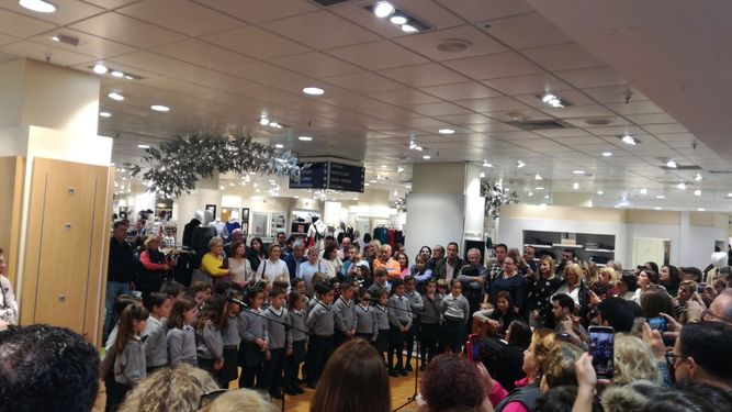 Un coro navideño de nuestro Colegio Liceo abre la iluminación en el Corte Inglés de Bahía Sur.