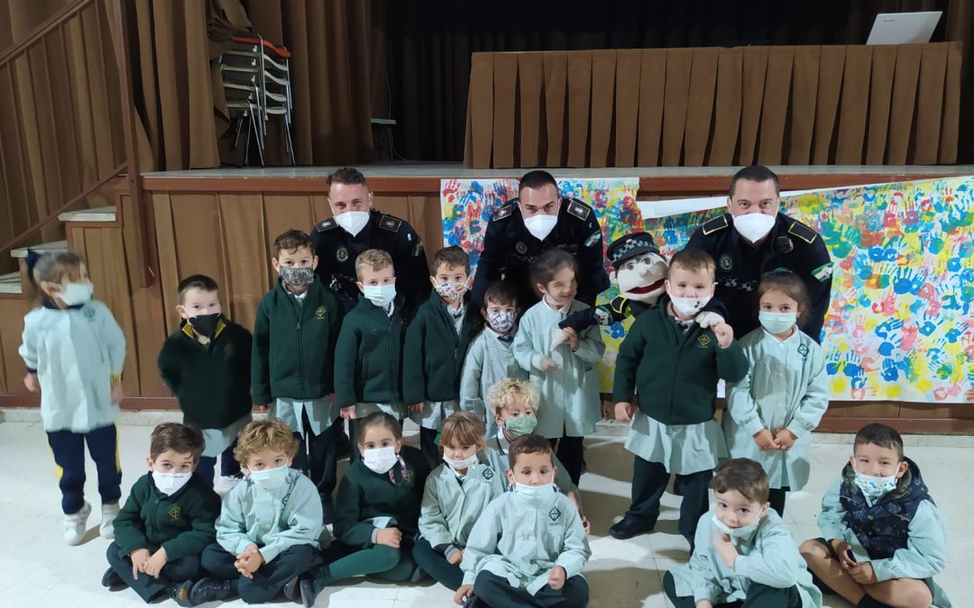 LA POLICÍA LOCAL CON ALUMNOS DE INFANTIL Y PRIMARIA DE NUESTRO CENTRO