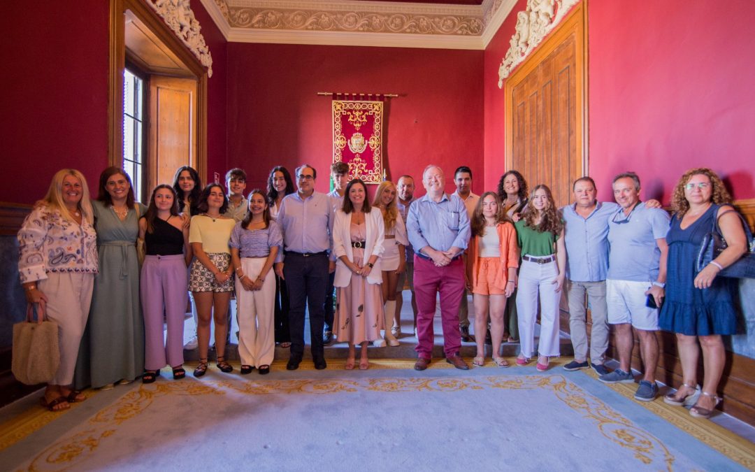 LA ALCALDESA, PATRICIA CAVADA, RECIBE A LOS GRUPOS DE DABTE DEL COLEGIO LICEO Y A LA GANADORA DE ANDALUCÍA DEL CERTAMEN LITERARIO SOR AGUILAR