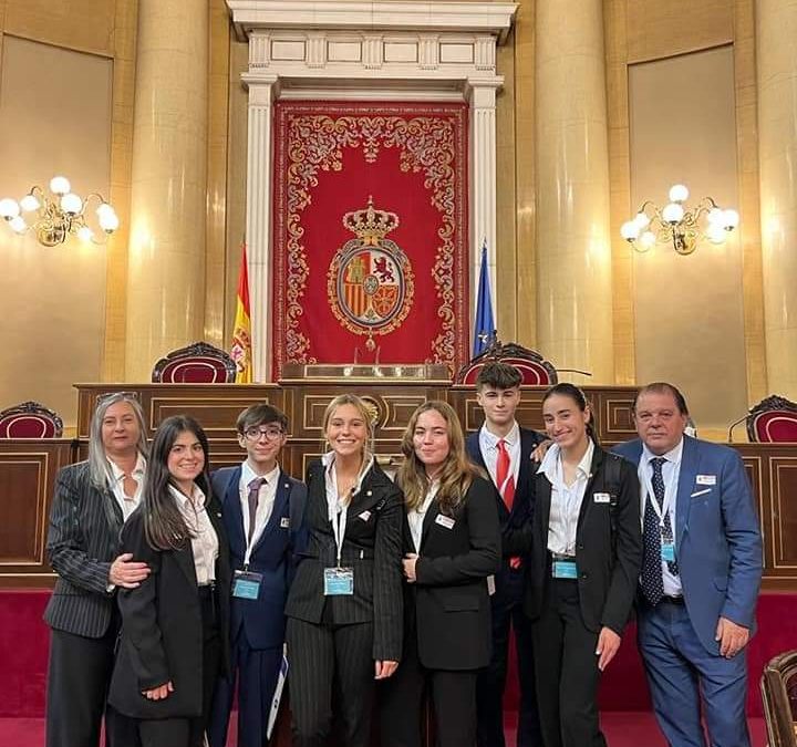 EL EQUIPO DE DEBATE DE BACHILLERATO SEMIFINALISTA EN LA FINAL DE LA LIGA NACIONAL DE DEBATE ESCOLAR EN EL SENADO