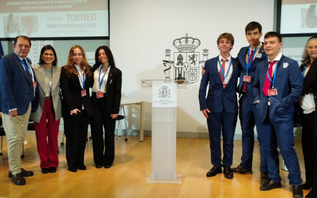 TERCEROS EN EL II TORNEO NACIONAL DE DEBATE ECONÓMICO, EL EQUIPO DE DEBATE 1⁰ DE BACHILLERATO 