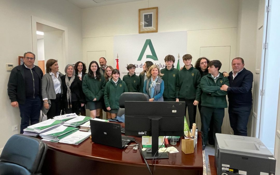 LA DELEGADA TERRITORIAL DE EDUCACIÓN RECIBE A LOS EQUIPOS DE DEBATE DEL LICEO